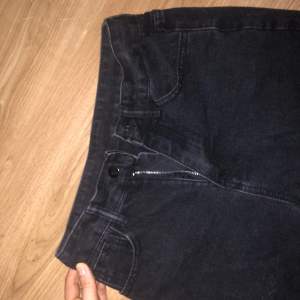 Snygga raka jeans med ”slitet” nertill 
