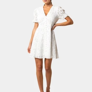 Studentklänning - Säljer nu en av mina fantastiskt fina studentklänningar som jag använt 1 gång och då endast på ”utspringet”❤️inköpspris va 1200kr och är nu redo att göra en ny student till världens finaste🥰