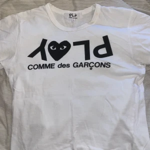play comme des Garçons t-shirt - nyskick💕Stl L men passar mer S o M. nypris 1100kr, kom med egna prisförslag 