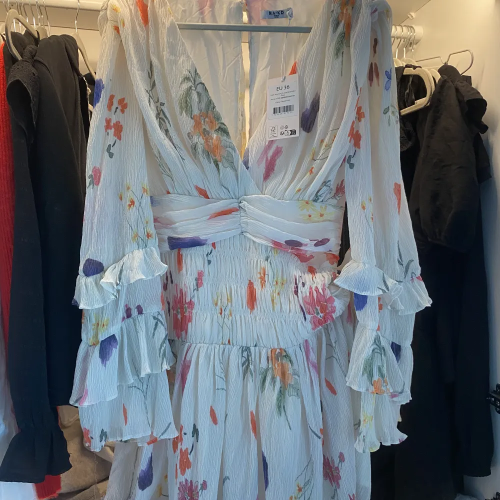 Säljer en HELT SLUTSÅLD klänning från Sanna jörnviks kollektion med NAKD. Verkligen så himla fin. Säljer bara till ett bra pris. Säljer inte under 799kr💗🫶. Klänningar.