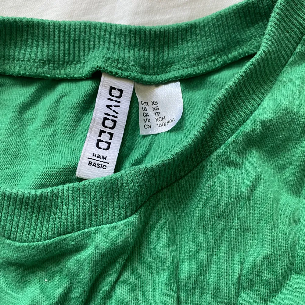 Grönt linne från H&M, aldrig använt, Nyskick! . Toppar.