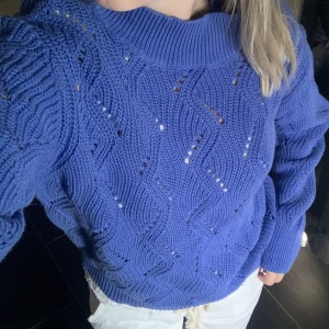 Blå tröja  - Säljer denna fina blå tröja som är perfekt o ha över kjol/klänning, den är inte andvänd💕, kontakta mig vid intresse😊💕