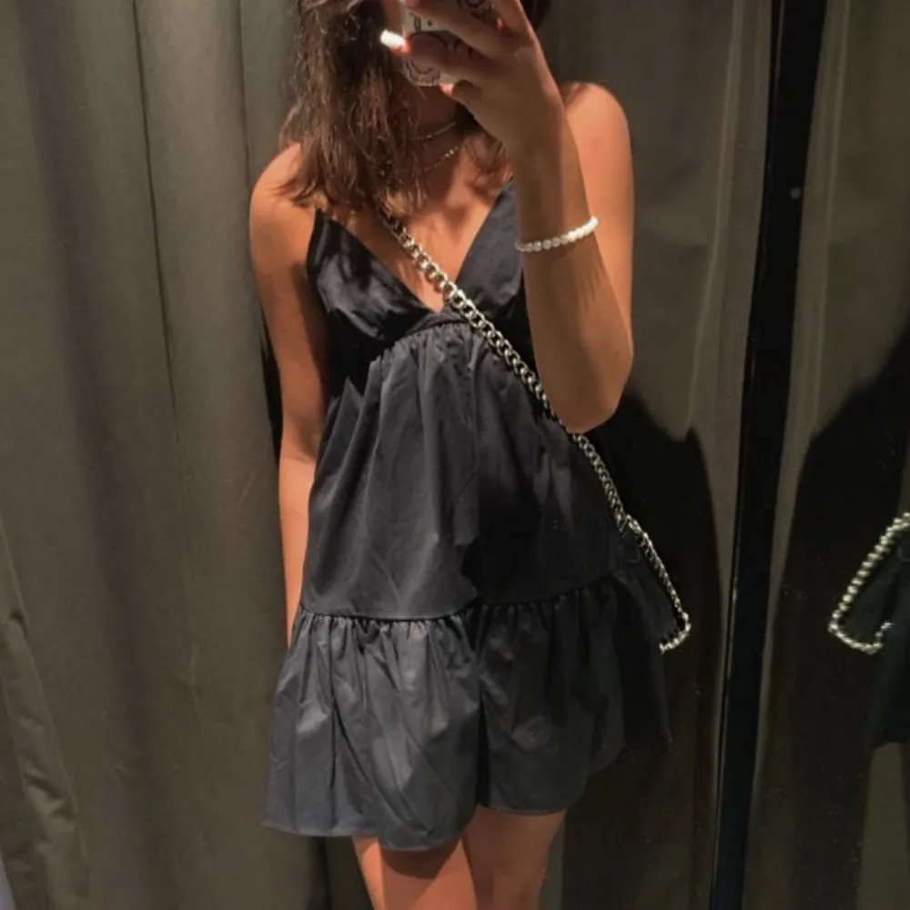 Säljer exakt denna fina klänningen från zara som inte går att köpa i butik längre, storlek S, bilden är lånad 💕. Klänningar.