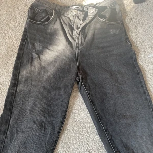 Svarta wide jeans - Svarta wide jeans för barn Knapp använda Tvättas innan skick