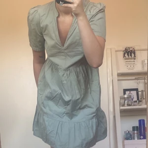 Grön klänning - jätte söt mintgrön klänning från asos. Använd några gånger bara men är som ny. Jätte skön och bekväm! 💓