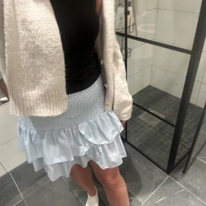 Kjol - Fin kjol ifrån Nelly, inte används så mycket därav fin kvalite på kjolen😊