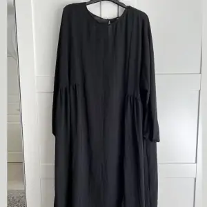 Långärmad svart midi klänning från Monki. 
