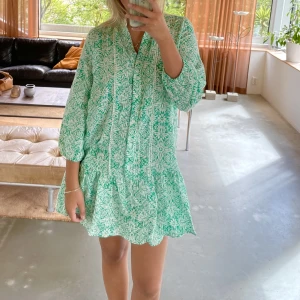 Zara klänning - Klänning från zara, bara testad med prislapp kvar. 