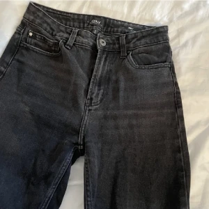 Svarta jeans  - Svart-gråa  jeans 