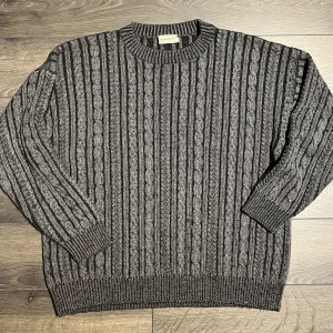 Stickad tröja - Vintage stickad tröja i i väldigt bra skick. Strl XL. Hör gärna av dig om du har någon fundering!