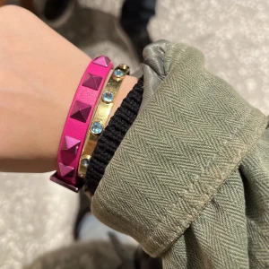 Valentino armband - Säljer nu mitt limited edition valentino armband, i deras rosa kollektion. Den är använd och därav priset. Skriv för fler bilder. 