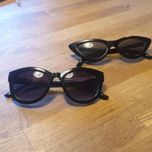 Solglasögon - Svarta solglasögon. Inga skador De rundade är från glitter 50kr Cateye modellen är från monki 100kr