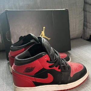 Air Jordan 1 mid Banned  - Säljer nu mina älsklings jordans. Använda fåtal gånger. Storlek 38,5. Köpta för 2500kr. 