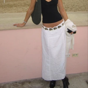 Lågmidjad linnekjol - Vit lågmidjad linnekjol, storlek 36 vintage från Kappahl 💫💛Sitter så fint, passar med skärp 