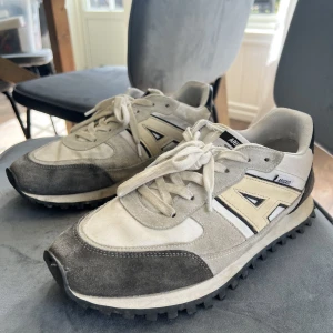 Arigato skor  - Fina arigato skor som är i bra skick. Inget är sönder bara lite smutsiga.