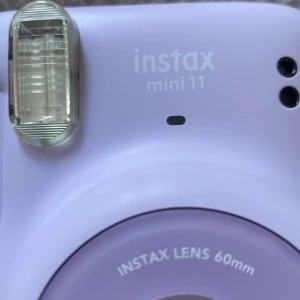Kamera - Instax mini 11 kamera i lila men fodral till. Kameran är i topp och aldrig använd.. I nypris kostar de mellan ca800-1000 i affär utan fodral till. Skriver ut bilder.20 bilder kommer till att sätta i+10 som redan är i kameran. I nypris blir allt ca:1450kr💕