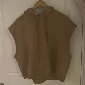Brun hoodie utan ärmar från lager157, strl L/XL, helt ny och oanvänd, inga skråmor alls. Nypris 150kr