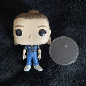 Säljer en Eleven säsong 3 pop figure 😚 Säljer den eftersom jag inte längre är intresserad ❤️ Figuren är i bra skick men lådan är tyvärr trasig!