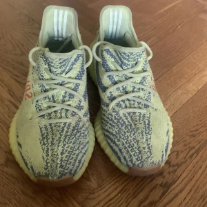 Yeezy 350 - Hej! Säljer ett par yeezys dom är använda men dom är i bra skick skriv om ni har frågor!