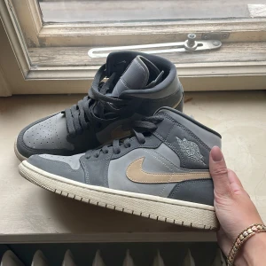 NIKE AIR JORDAN - Nike Air Jordan inköpta i Los Angeles för 2600kr, säljes för 1000kr pga av att jag ej använder dem längre. Fint skick.  Storlek EUR: 40.5. Färg: grå/vit/beige 