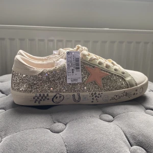 Skor - Säljer dom här ass snygga skorna från Zalando. Säljer eftersom dom inte passar mig 💗