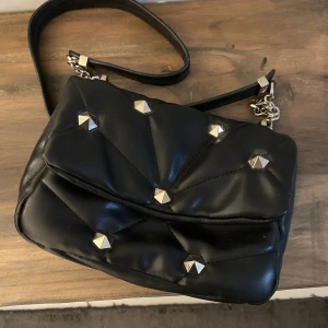 Zara väska  - Säljer denna väskan som är använd ett fårtal gånger 💗💗