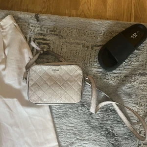 guess väska - Äkta!! Guess väska, änvänd några gånger men är i bra skick