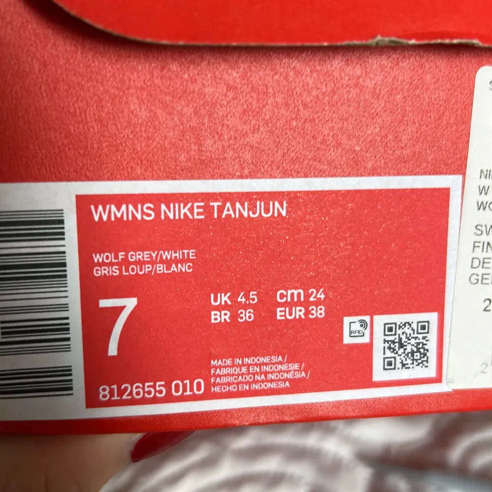 Säljer ett par helt nya och oanvända Nike Tanjun i dammodell eftersom jag köpte fel storlek. Modellen är otroligt skön och lätt  på foten. De är i storlek 38 och färgen är ”wolf grey/white”. Nypris 699kr. Frakt tillkommer. Hör gärna av dig vid frågor! ☺️. Skor.