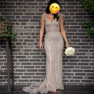 Säljer min klänning som jag endast haft på min storebrors bröllop, var även brudtärna🌸 Jättebra kvalité & i ett bra skick. Med klackar vart jag cirka 175 cm lång. Har vanligtvis M men klänningen passar även S & en smalare L. Inköpspris: 8500kr. Pris?->DM❤️