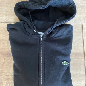 Lacoste Zip Hoodie Small - Säljer min gamla Lacoste Hoodie som inte passar mig längre. Passar killar och tjejer som är Max 174 typ
