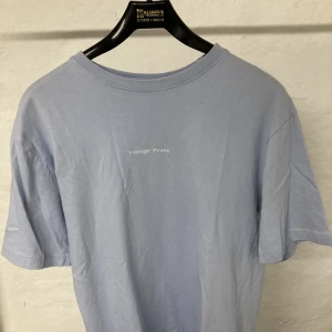 Vintage Prime (Elias Monten Limited Edition) - En blå t shirt som har en fet ankare på ryggen som är disignad av Elias monten, denhör kollektionen är limiterad vilket gör den extra unik, använd ett fåtal gånger, inga skador eller liknande 