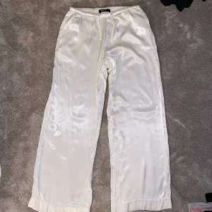 Satin byxa  - Säljer dessa snygga satin byxor då jag inte tänkte mig för när jag tvättade och tvättade för varmt, vilket gjorde att dom krympte. Absolut inget fel på byxorna förutom att de blev för små för mig, jag är 166 cm. Fläckfria och mycket fint skick🌟