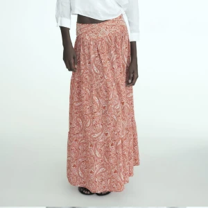 Kjol - Säljer denna underbara kjolen från Zara. Använd en gång. Jag säljer den för jag köpte fel storlek💗