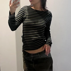 Tröja - Jättesöt randig tröja, köpt secondhand i Paris   Köparen står för frakt  Postar från Paris 💕 