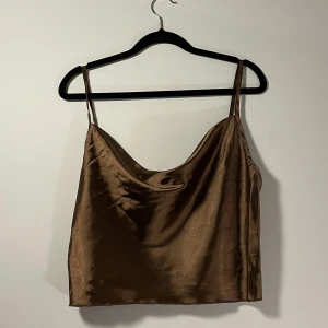 Crop Top - Oanvänd crop top med skimmer.