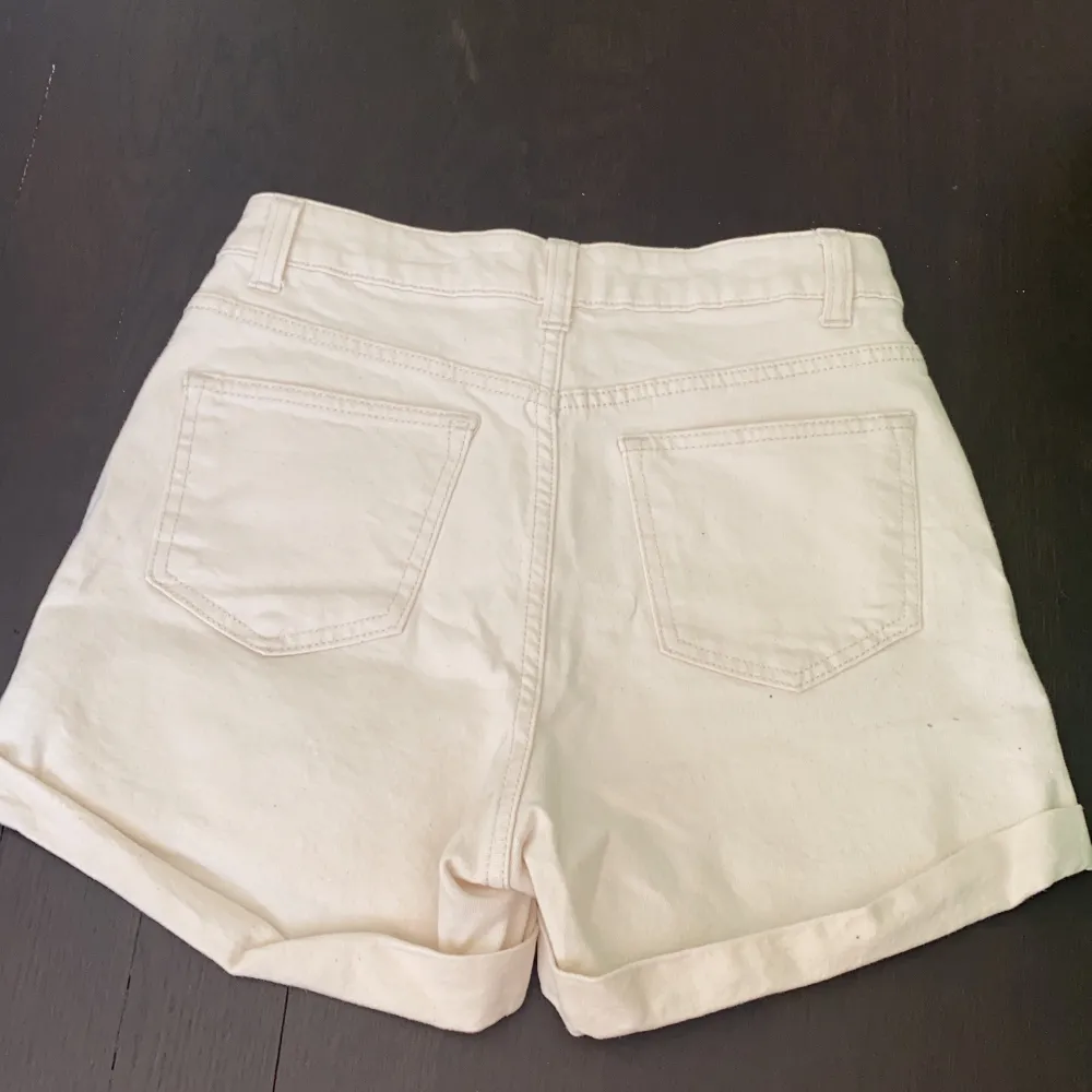 Så snygga vita shorts för bara 35 kr dem har inga defkter och är i ny skick tryck på köp nu om ni vill köpa😊. Shorts.