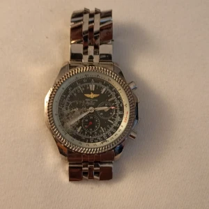 Defekt äkta Breitling Bentley klocka ( repigt glas samt saknar skruv vred )  - Äkta Breitling Bentley klocka   Skadad: Repigt glas samt saknar skruv vred   Kostar 54.000 ny  Se länk:  https://www.chrono24.se/breitling/breitling-bentley-motors-a25362--id25304588.htm  