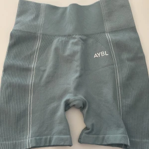 Cykelbyxor  - Träningshorts från märket AYBL. Aldrig använda. Färgen är någonstans mellan turkos och grå. Strl M