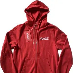 Jag säljer nu syrrans inprincip oanvända hoodie från Coca Cola då den enbart hänger i garderoben och tar plats. Den är som ny och har inga tecken på användning. Köptes från en Coca Cola shop för 600kr. Priset är inte hugget i sten Frakt betalar du själv!