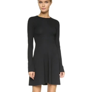 Svart miniklänning Acne Studios M - Svart figurnära miniklänning i storlek M från Acne Studios. I använt men bra skick. 