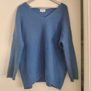 Soft goat oversize v-neck - Storlek M Oversize Mkt bra skick, knappt använd 100% cashmere Jättefin färg, mer som bild 2 Bild 2 o 3 lånade 