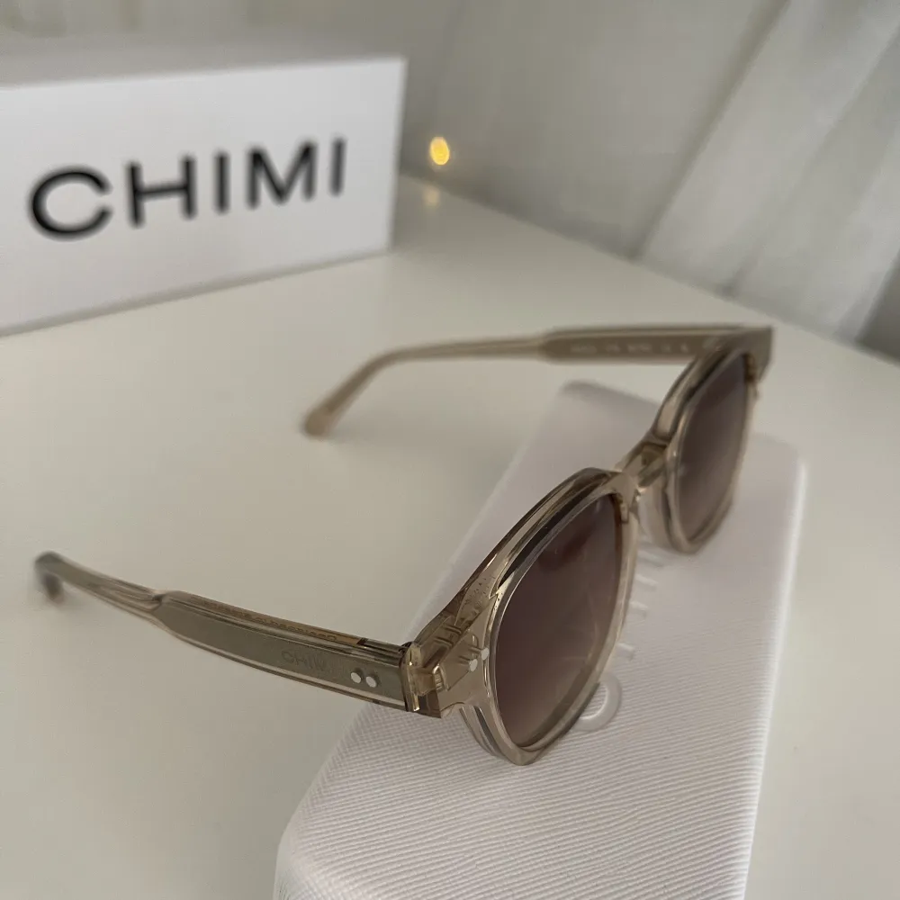 Chimi solglasögon i färgen ECRU, 01s. Använda någon enstaka gång, nästintill osnvända. Säljs med förpackning.. Accessoarer.
