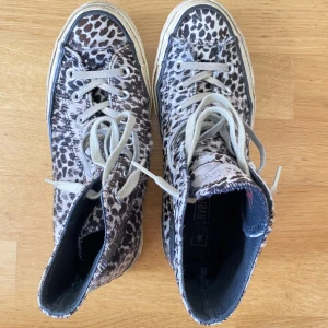 Converse - Säljer dessa converse! Använda men i fint skick. 