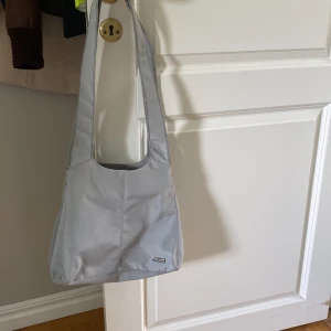 väska  - Superfin väska!! Använd men inga skador på den förutom lite på undersidan! Priset kan diskuteras!!