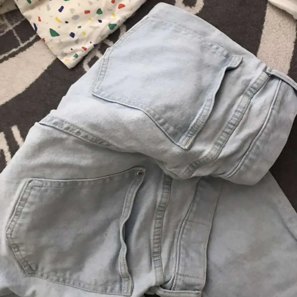 Midwaist jeans jätte fina sitter lite tajt på låren o är lite större vid benen. Jeans & Byxor.