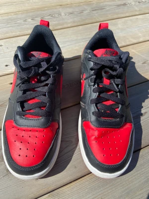 COURT BOROUGH RECRAFT UNISEX - Sneakers - COURT BOROUGH RECRAFT UNISEX - Sneakers i fint skick. Ytterst lite använd. Lite skavd vänster sko se bild annars som nya. 