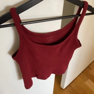 Brandy - Älskar denna tröja men kommer inte till användning. Älskar den röda färgen