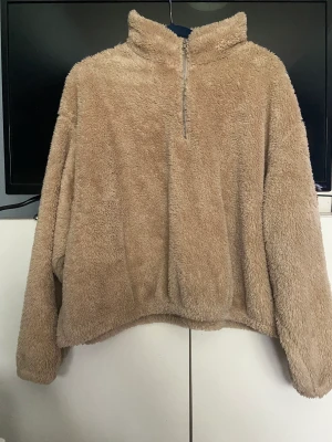 Gosig tröja - Mysig tröja från HM med kort dragkedja fram! Använd som oversize tröja! Storlek XL 