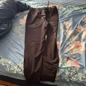 Ea7 Byxor - Helt Oanvänd Ea7 byxa i storlek XL men passar L,M, den är väldigt liten i storlek