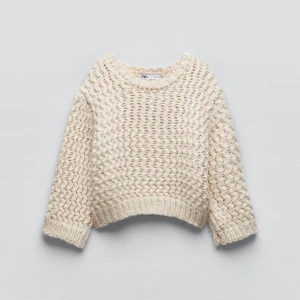 Stickad tröja - Säljer denna fina stickade trekvartsärmade tröjan från zara! Endast använd en gång och är i nyskick💞nypris 559 kronor